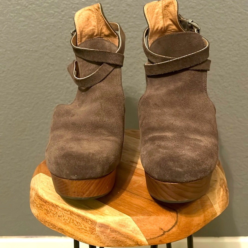 Free peoplee suede clog wedges in excellent condition. Size 41/10 women